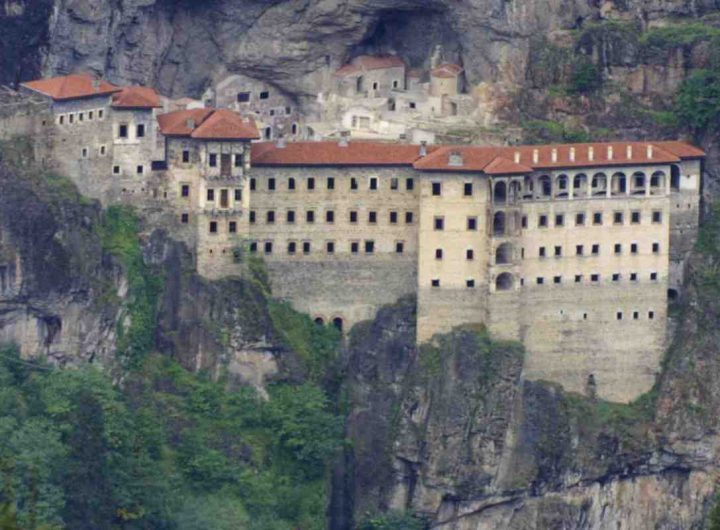 monastero sulla roccia